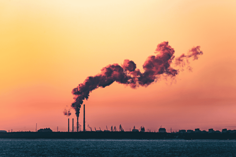 Kuvituskuva: teollisuusmaisema auringonlaskussa