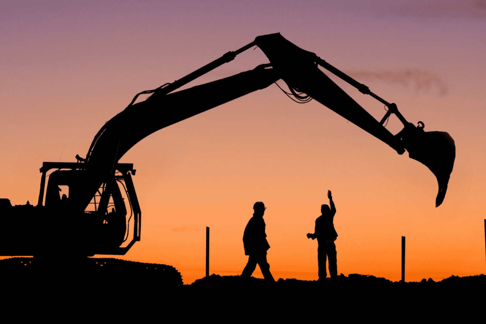 Kuvassa traktorin ja kahden työmiehen siluetti auringonlaskua vasten.